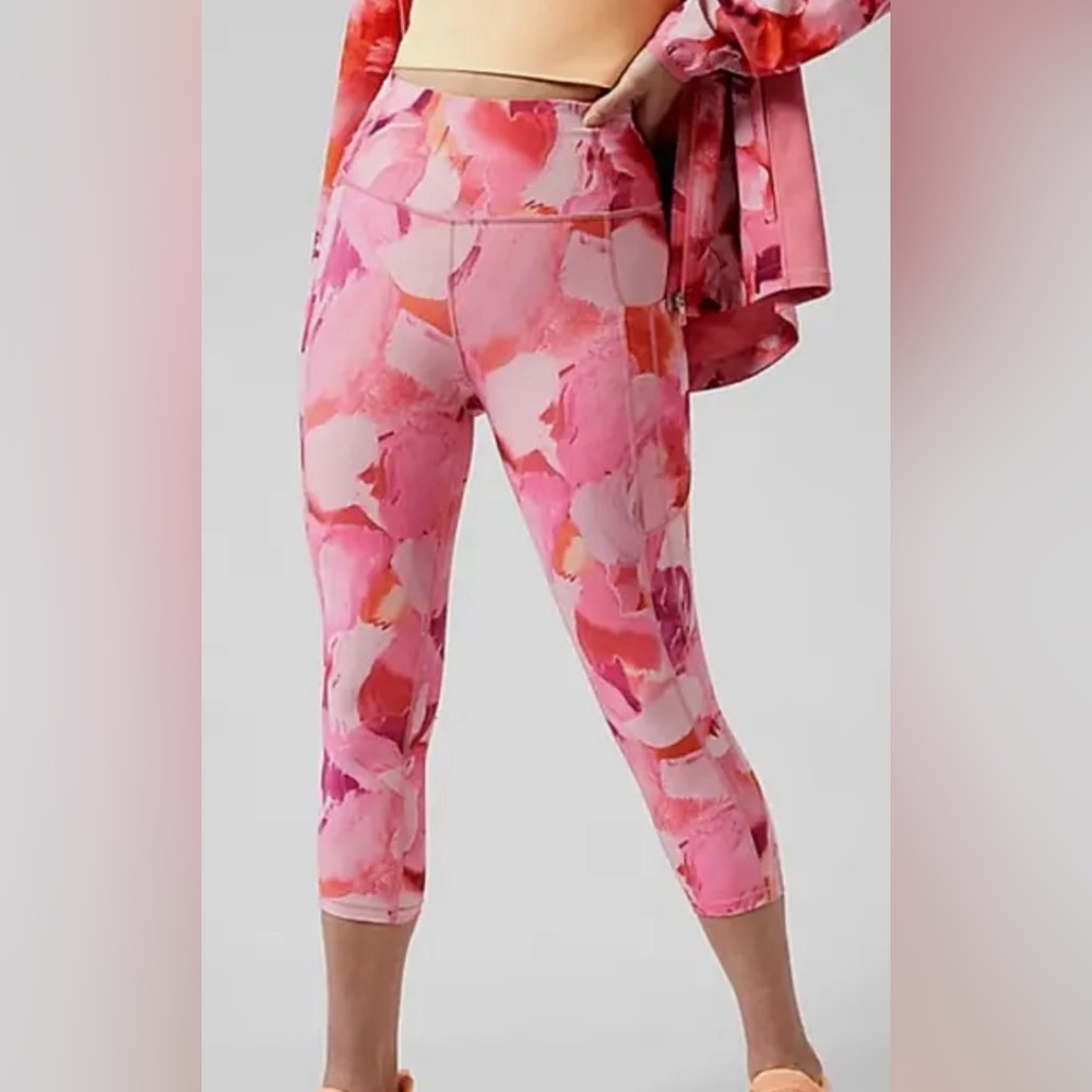 Athleta Ultimate Stash II Capri Painted Energy Coal Leggings in Size XS